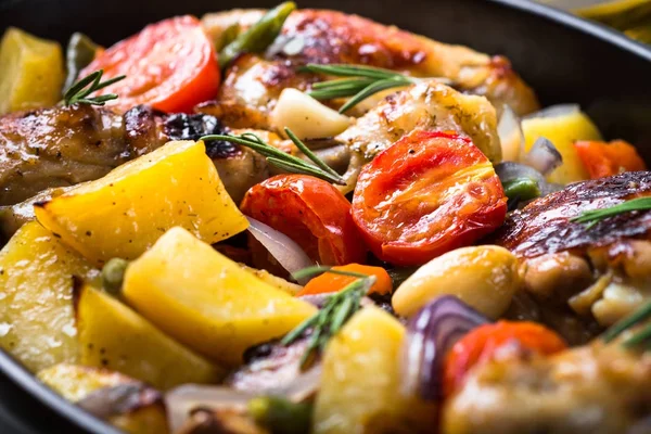 Chicken baked with vegetables. — Stock Photo, Image