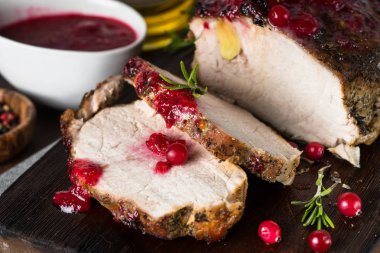 Kızılcık sosu ile pişmiş domuz jambon.