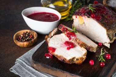 Kızılcık sosu ile pişmiş domuz jambon.