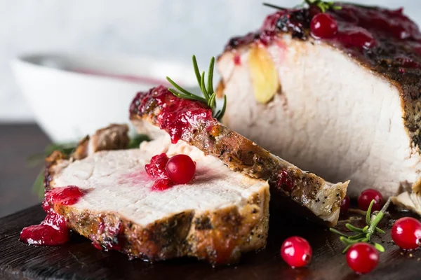 Schweinefleisch gebacken mit Preiselbeersoße. — Stockfoto