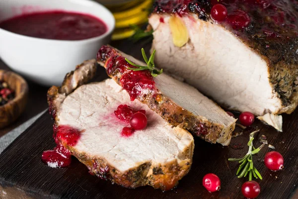 Kızılcık sosu ile pişmiş domuz jambon.