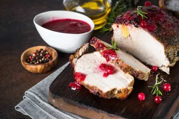 Kızılcık sosu ile pişmiş domuz jambon.