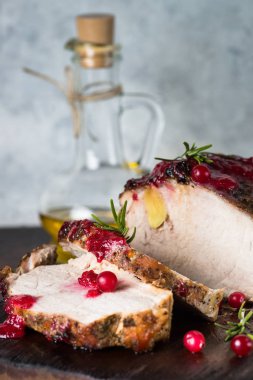 Kızılcık sosu ile pişmiş domuz jambon.