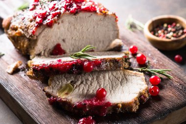 Kızılcık sosu ile pişmiş domuz jambon.