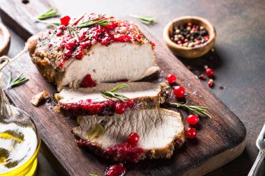 Kızılcık sosu ile pişmiş domuz jambon.