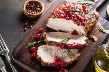 Kızılcık sosu ile pişmiş domuz jambon.