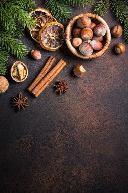 Noel baharat ve kuruyemiş paslı taş masada.