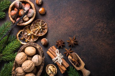 Noel baharat ve kuruyemiş paslı taş masada.