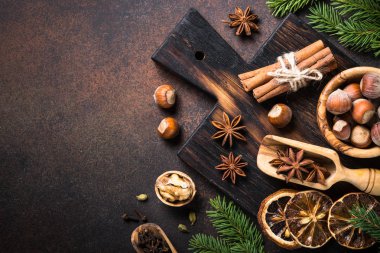 Noel baharat ve kuruyemiş paslı taş masada.