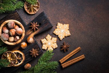 Noel baharat ve kuruyemiş paslı taş masada.