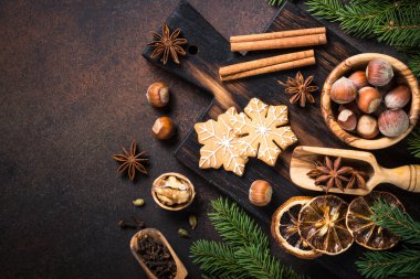 Noel baharat ve kuruyemiş paslı taş masada.