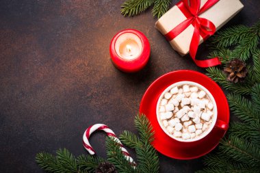 Noel hediyesi, mum, çam ağacı ve sıcak çikolata.