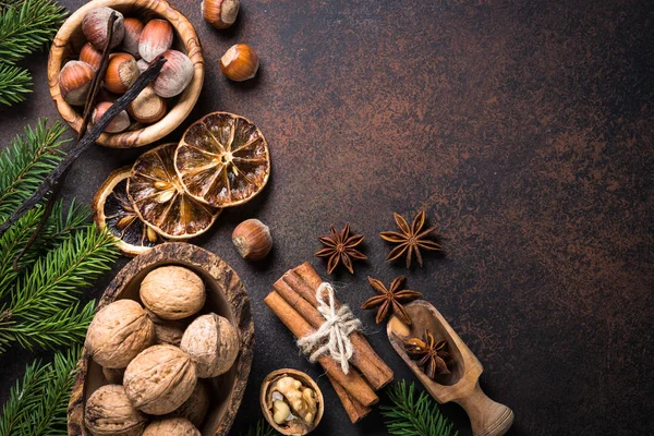 Noel baharat ve kuruyemiş paslı taş masada.