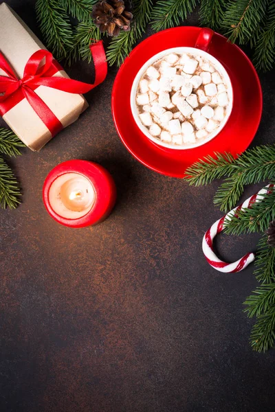 Noel hediyesi, mum, çam ağacı ve sıcak çikolata.