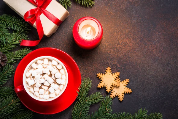 Noel hediyesi, mum, çam ağacı ve sıcak çikolata.