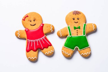  Noel gingerbread çerezleri, baharat ve süslemeleri üzerinde beyaz
