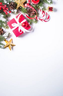Noel hediye ve süslemeleri beyaz arka plan.