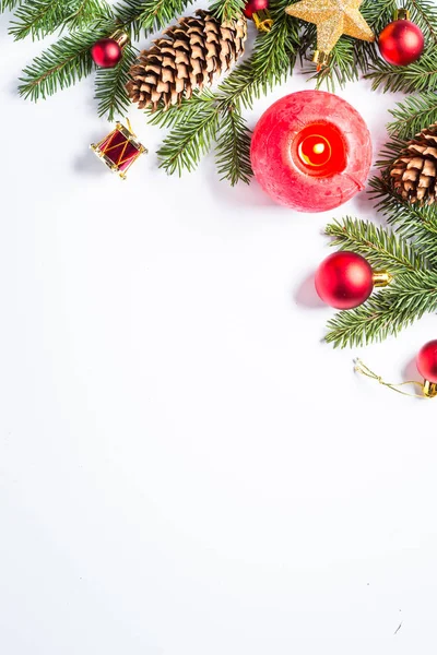 Χριστουγεννιάτικο φόντο με κερί και διακοσμητικά σε λευκό. — Φωτογραφία Αρχείου