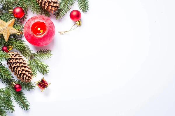 Weihnachten Hintergrund mit Kerze und Dekorationen auf weiß. — Stockfoto
