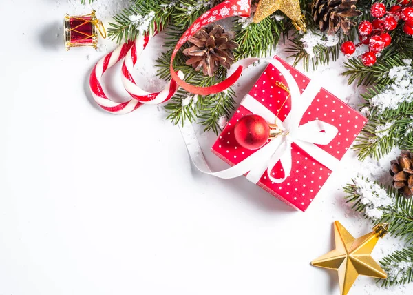 Fundo de Natal com presente e decorações em branco . — Fotografia de Stock