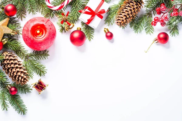 Weihnachten Hintergrund mit Kerze und Dekorationen auf weiß. — Stockfoto