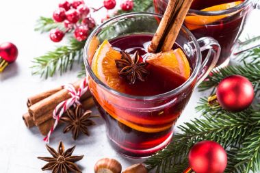 Bardakta sıcak şarap. 