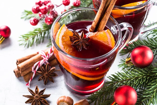 Bardakta sıcak şarap. 