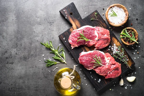 Steak sapi mentah dengan herbal. — Stok Foto