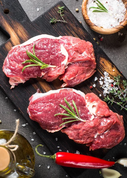 Syrový hovězí steak s bylinkami. — Stock fotografie