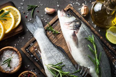 Beyaz üzerine taze balık levrek. 