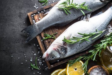 Taze balık levrek siyah. 