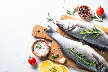 Beyaz üzerine taze balık levrek. 