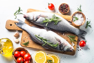 Beyaz üzerine taze balık levrek. 