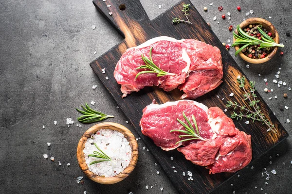 Bife cru com ervas. — Fotografia de Stock