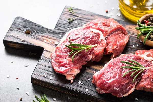 Filete de res crudo con hierbas. — Foto de Stock