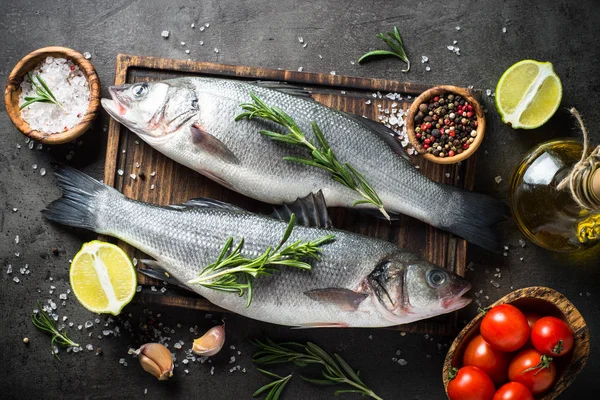 Peixe fresco seabass em preto . — Fotografia de Stock