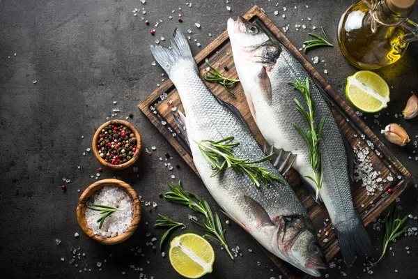 Pescado fresco de lubina sobre negro . —  Fotos de Stock