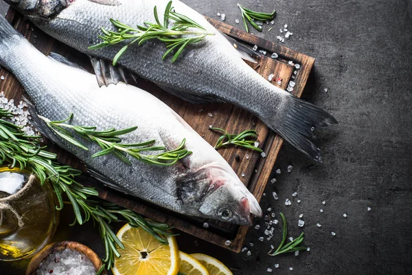 Taze balık levrek siyah. 