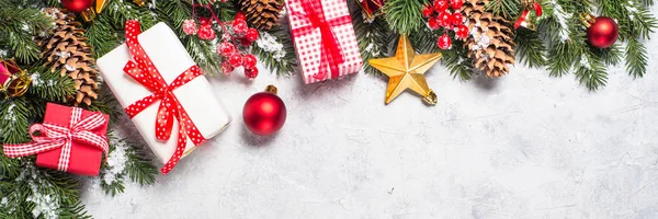 Kerstmis achtergrond. met fir tree, heden en decoraties. — Stockfoto