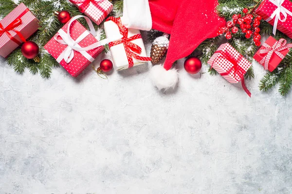Рождественский фон елка, подарки и украшения . — стоковое фото
