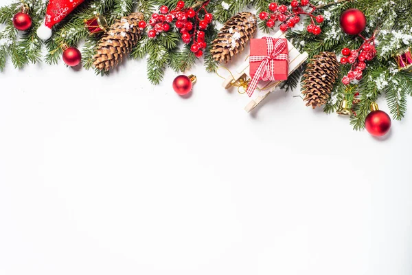 크리스마스 배경입니다. 전나무 나무와 장식. — 스톡 사진