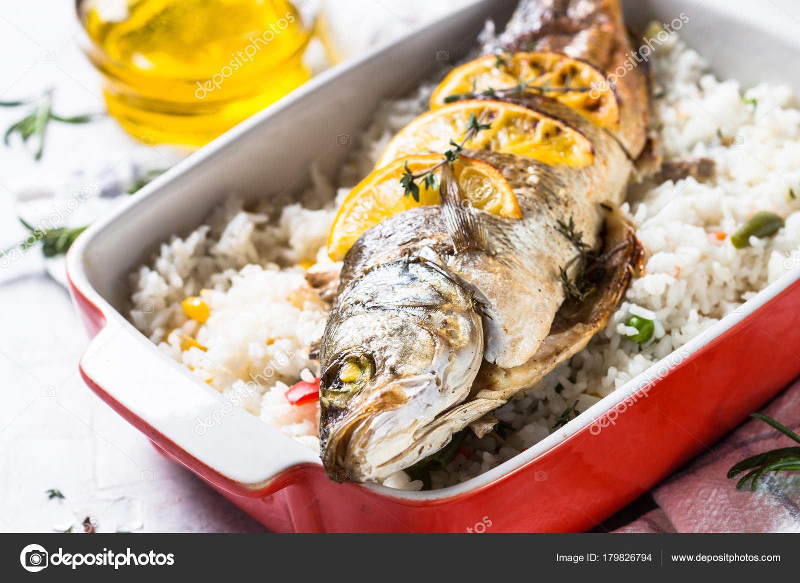 Pesce Branzino Al Forno Con Riso E Verdure Foto Stock Nadianb