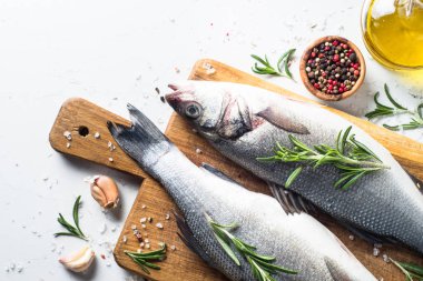 Beyaz üzerine taze balık levrek.