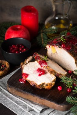 Kızılcık sosu ile pişmiş domuz jambon.