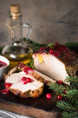 Kızılcık sosu ile pişmiş domuz jambon.