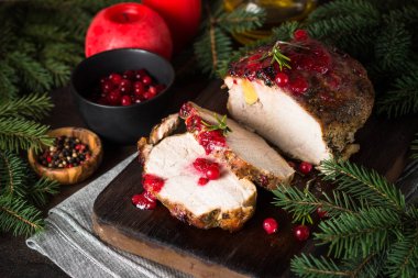 Kızılcık sosu ile pişmiş domuz jambon.