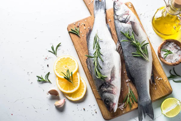 Pescado fresco de lubina sobre blanco . —  Fotos de Stock