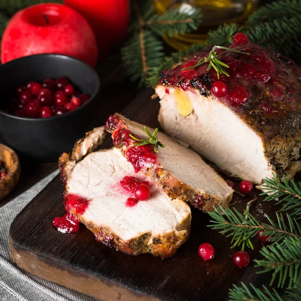 Varkensvlees ham gebakken met cranberry saus. — Stockfoto