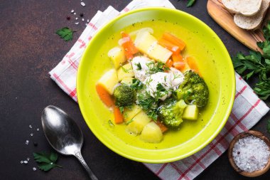 tavuk ve sebze çorbası. 