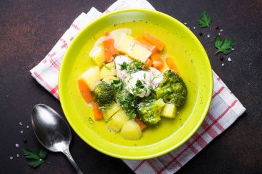 tavuk ve sebze çorbası. 